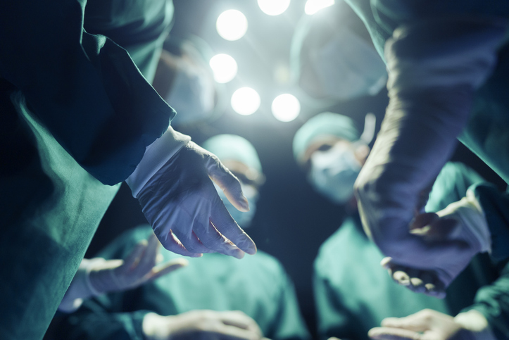 Photo shows surgeons speaking with one another before a surgery/Getty Images