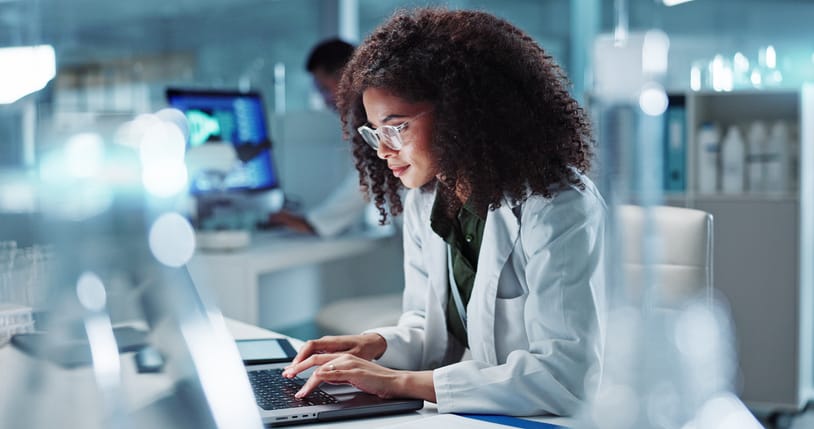 Photo show woman in a lab