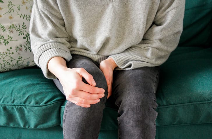 Photo shows knee pain