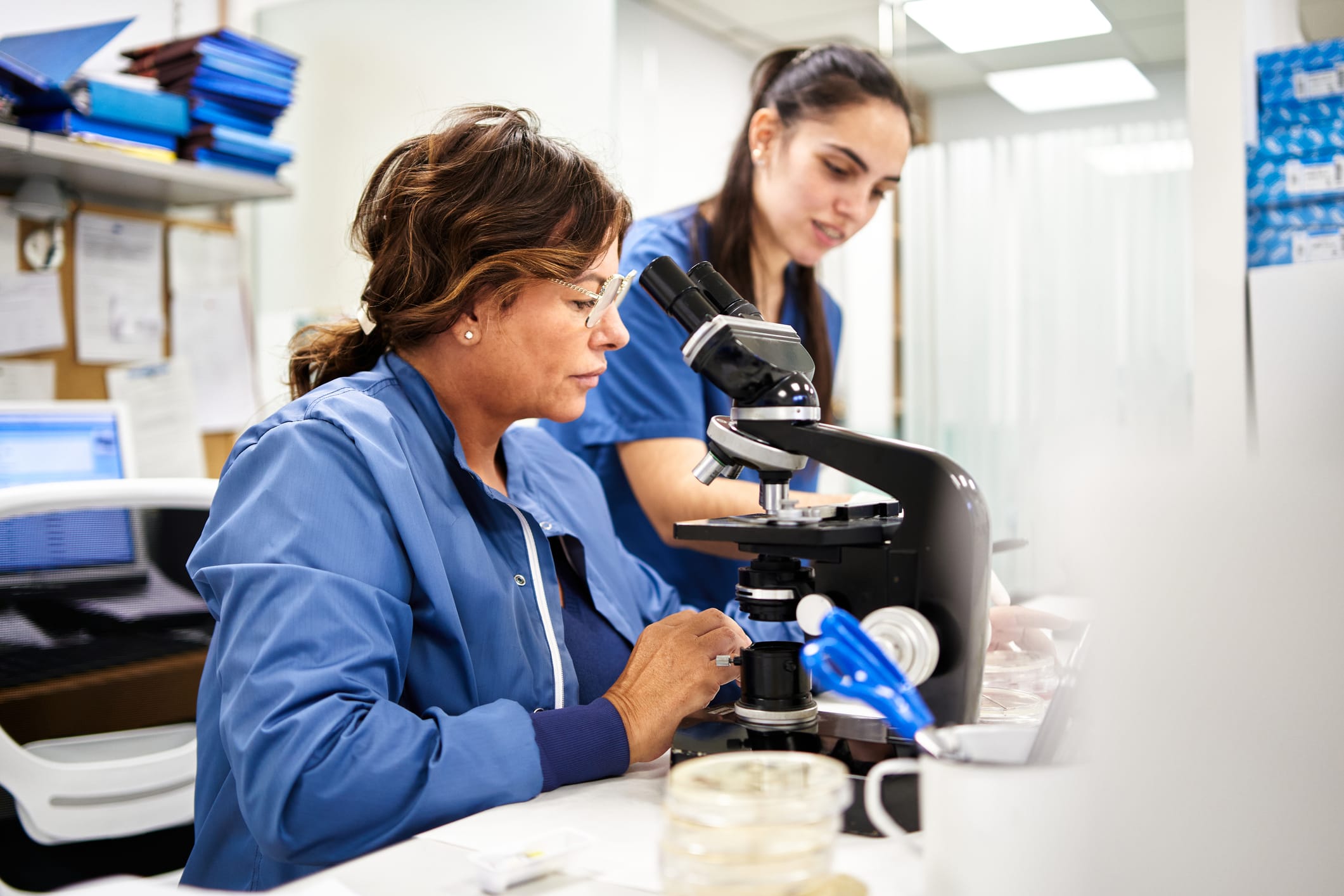 Female expertise staff members analyzing samples in a clinical analysis laboratory